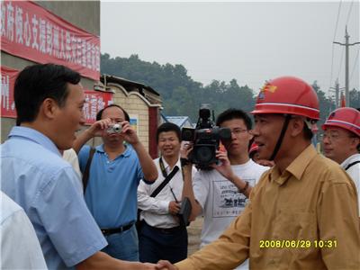 時(shí)任福建省委常委、福州市市委書記袁榮祥看望我司四川汶川地震救災(zāi)員工